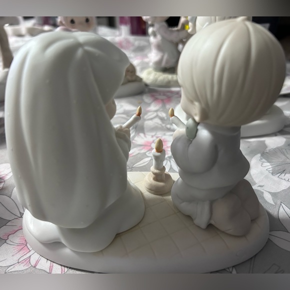 Retired Precious Moments Figurine “The Lord is Your Light to Happiness” - Picture 3 of 6